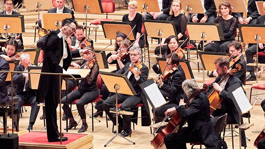 Harfensolist, Dirigent und Orchester auf einer Bhne w?hrend eines Konzertes