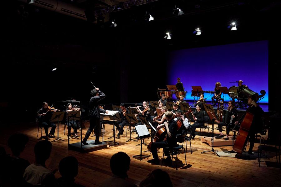 Das Ensemble Eisler Sinfonietta spielt auf der Bhne im Studiosaal