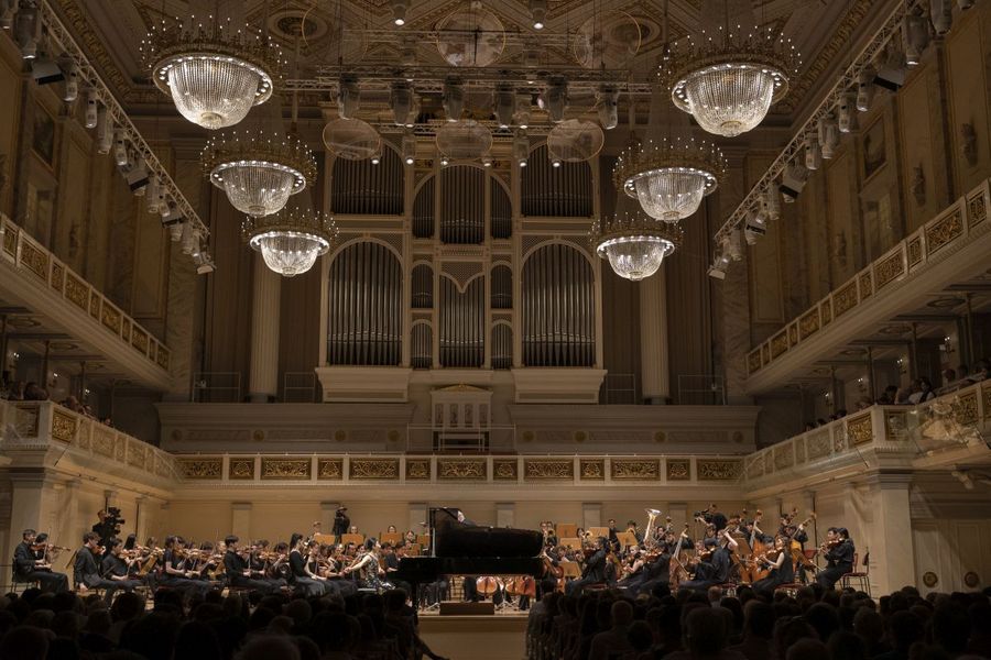 Orchester und Flgel auf der Bhne des Berliner Konzerthauses