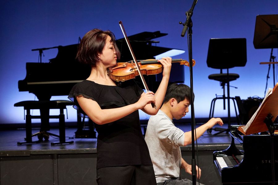 Violinistin und Pianist musizieren auf der Bhne