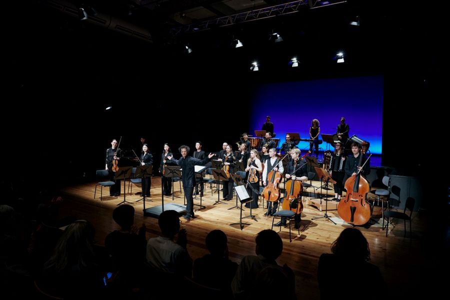 Das Ensemble Eisler Sinfonietta steht auf der Bhne im Studiosaal