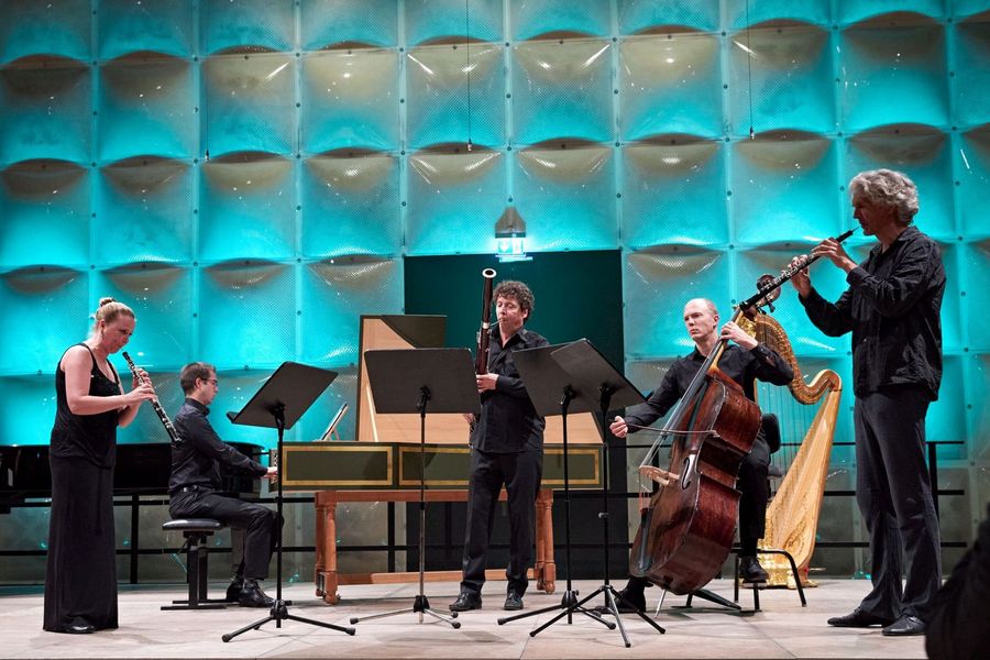 Ensemble bestehend aus Cembalo, zwei Oboen, einem Fagott und Kontrabass musizieren auf der Bhne