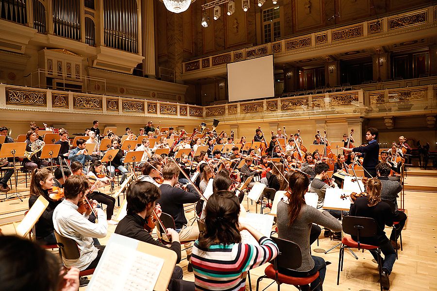 Orchester mit Dirigent auf einer Bhne