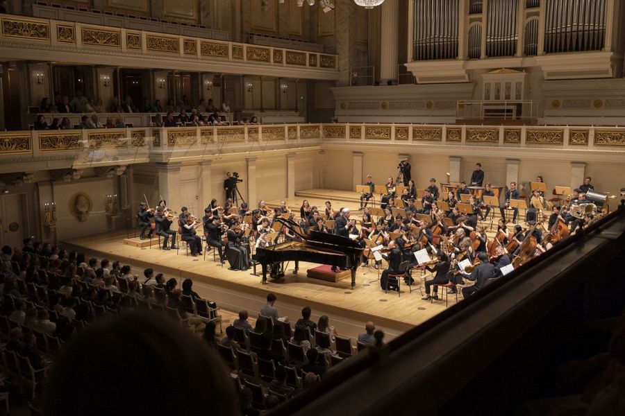 Orchester und Flgel auf der Bhne des Berliner Konzerthauses