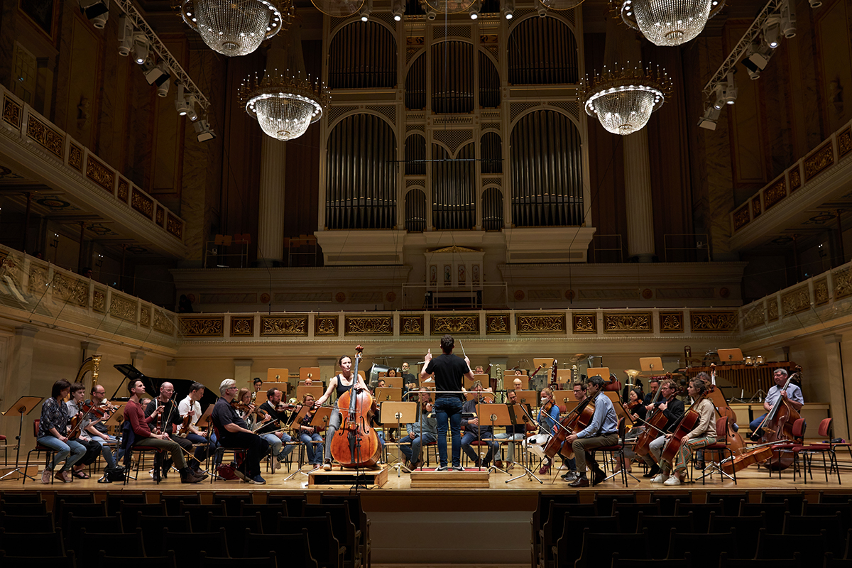 Orchester mit Kontrabass-Solistin im gro?en Saal des Berliner Konzerthauses